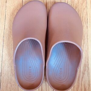 Crocs unisex dylan clogs in cognac tan